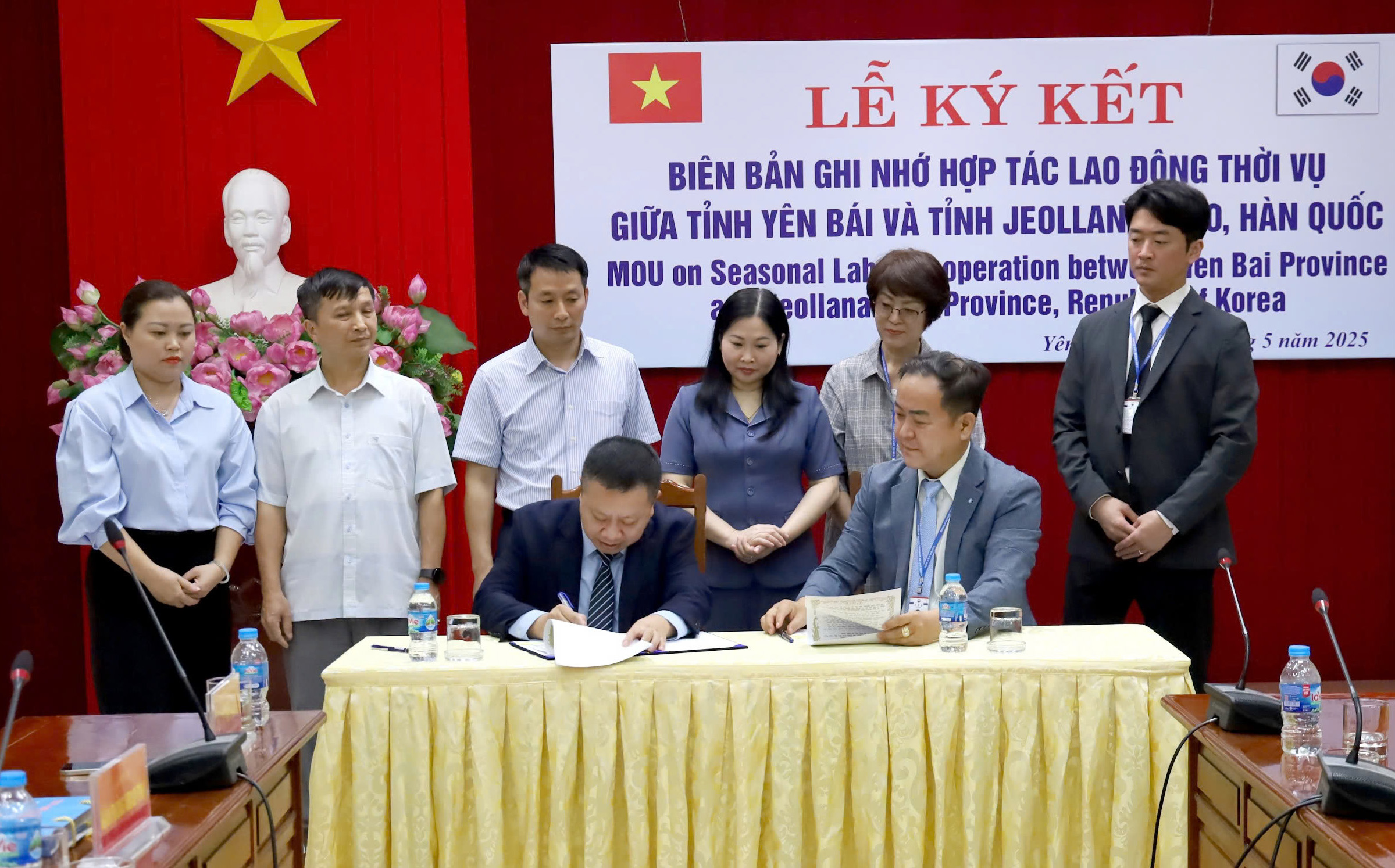 Đồng chí Vũ Thị Hiền Hạnh - Phó Chủ tịch UBND tỉnh chứng kiến việc ký kết biên bản ghi nhớ hợp tác lao động thời vụ giữa Sở Nội vụ tỉnh Yên Bái và Văn phòng tỉnh Jeollanam-do, Cơ quan điều hành hòa nhập xã hội của Bộ Tư pháp Hàn Quốc.